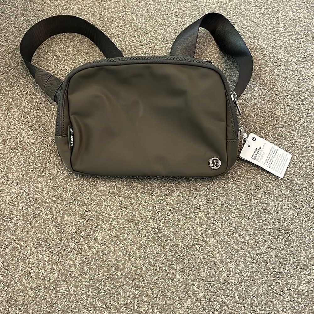 lululemon athletica BRAND NEW W./ TAGS green women’s everywhere belt bag large